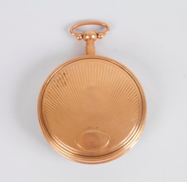 Anonyme, vers 1820. Montre de poche en or 18K (750‰) à sonnerie. Cadran émaillé blanc (accident). Aiguilles en acier bleui. Boîtier à décor rayonnant.
Diamètre : 42 mm
Poids brut : 101,7 g
Mouvement à revoir.