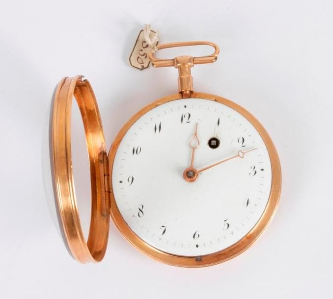 Anonyme, vers 1820. Montre de poche en or 18K (750‰), cadran émaillé blanc, mouvement à fusée, boîtier lisse.
Diamètre : 53 mm
Poids brut : 94,8 g