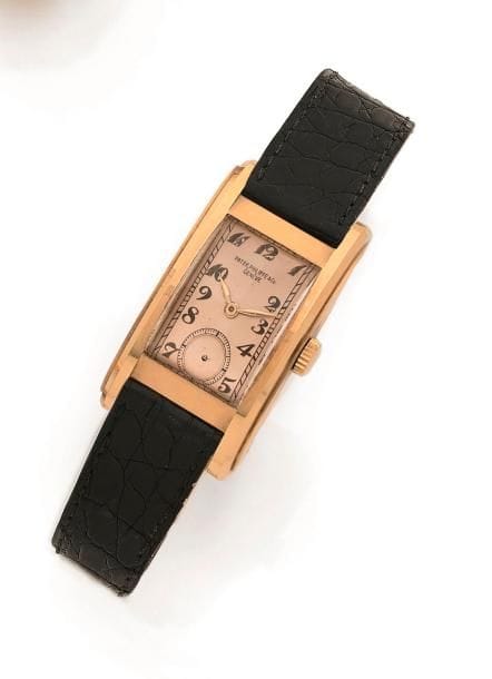 PATEK PHILIPPE vers 1934. N°627917.
Montre bracelet d’homme en or rose 18K (750‰) de forme rectangulaire, cadran de couleur rose index appliqué chiffres Breguet formant les heures, mouvement à remontage mécanique N°835080, bracelet en cuir boucle ardillon en plaquée or.
Cadran, boîtier, mouvement signés.
Extrait d’archives en cours. 
Hauteur : 40 mm
Largeur : 23 mm
Poids brut : 57,6 g
