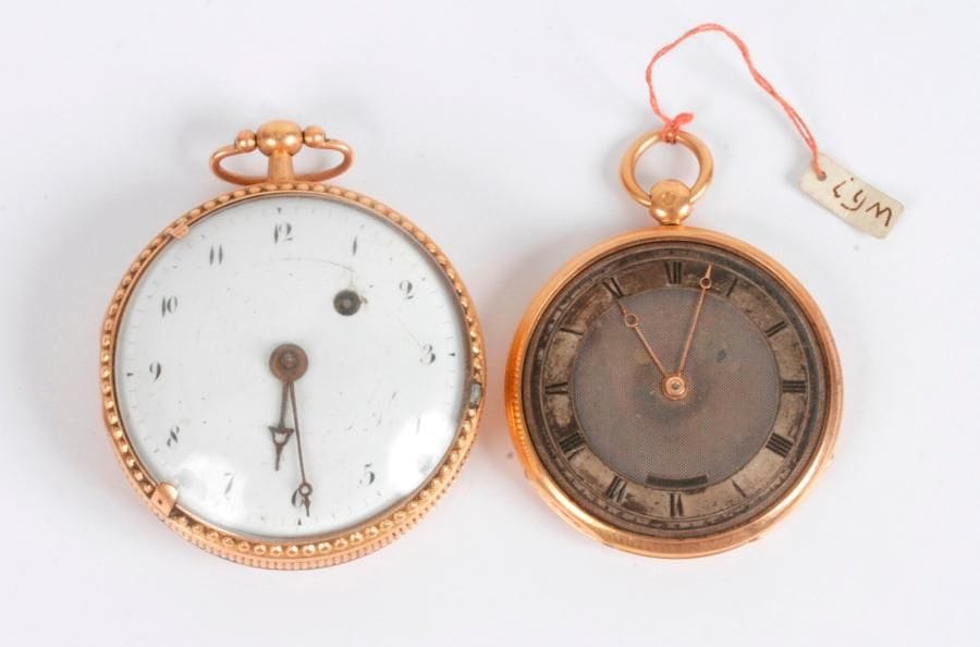 Lot de 2 montres de poche en or 18K (750‰). 
Une montre d’époque Louis XVI, cadran émaillé blanc (accident), mouvement à fusée, boîtier lisse.
Une montre de poche vers 1880, cadran en argent, mouvement à cylindre, manque la cuvette intérieure. 
Poids brut total : 111,9 g