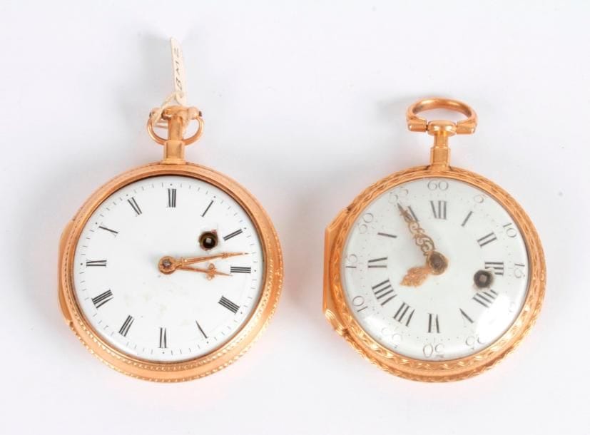 Lot de 2 montres de poche en or 18K (750‰). Humbert Dioz à Paris & anonyme. Vers 1790.
Cadran émail blanc (accident), mouvement à fusée, boîtier lisse.
Poids brut total : 105,4 g