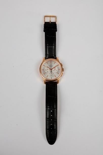 ZENITH. El Primero. No 18.2110.400
Montre bracelet d'homme en rose 18k (750 ‰) de type chronographe, cadran blanc index battons appliqués en or rose formant les heures. Compteur totalisateur 30 minutes et 12 heures, trotteuse à 6H, date par guichet à 6H, mouvement mécanique à remontage automatique chronomètre. Bracelet en cuir noir à boucle ardillon en métal doré non signé.
Cadran boîtier mouvement signé.
Diamètre : 40 mm
Poids brut : 103,4 g
 