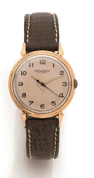 JAEGER-LE-COULTRE. Montre bracelet d’homme en or 18K (750‰). N°de boîte 107446. Cadran argenté chiffres arabes, aiguille or et trotteuse centrale bleue. Boîte non signée Jaeger. Mécanisme automatique Jaeger, calibre 476.2.
Diamètre : 34 mm
Poids brut : 43 g
à réviser, remontoir à changer.
