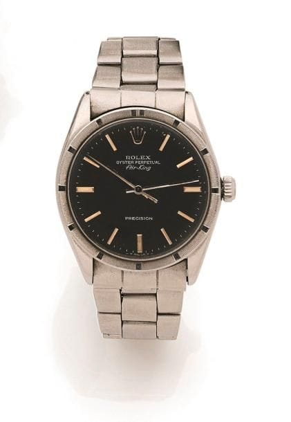 ROLEX. Montre bracelet d’homme en acier. Cadran noir mat avec appliques, modéle Oyster perpetual Air-king. Filtage du fond de boîte abîmé. Calibre rolex 1530.
A réviser.