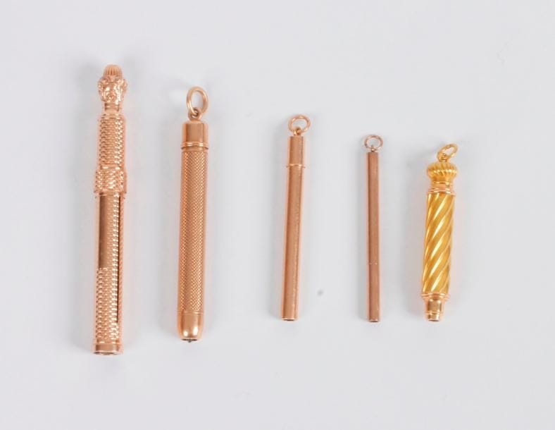 Lot de 4 porte-mines en or 18K (750 ‰). 
Poids brut : 45,3 g (on joint un petit porte-mines en métal)