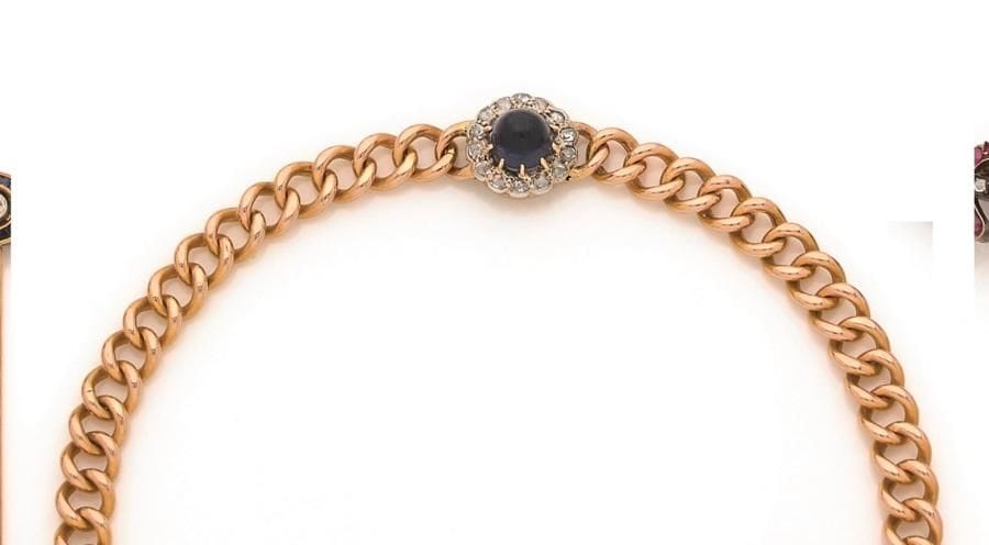 Bracelet en or 18K (750 ‰), articulé de maillons gourmette, centré d’un motif rond serti d’une pâte de verre bleue entourée de diamants taillés en roses. Longueur : 17,5 cm environ. 
Poids brut : 12 g