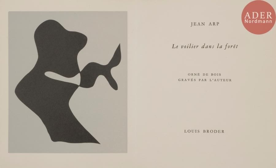 ARP (Jean).
Le Voilier dans la forêt.
[Paris] : Louis Broder, [1957]. — In-16, 167 x 137 : 41 pp., (7 ff., second et 3 derniers blancs), couverture de papier japon illustré. En feuilles, couverture rempliée, chemise et étui d’édition.

Édition originale de cet ouvrage formant le 5e volume de la collection du « Miroir du poète », écrit et illustré par Jean ARP (1886-1966). L’illustration comprend 7 bois originaux gravés par l’auteur, dont un en gris sur la couverture et 6 en deux tons à pleine page.
Tirage à 145 exemplaires sur vélin de Rives, signés par l’artiste. Celui-ci fait partie de l’un des 15 hors commerce numérotés en chiffres arabes, non mentionnés dans la justification.
Exemplaire parfaitement conservé malgré une légère décharge brune aux deux premiers feuillets blancs. 