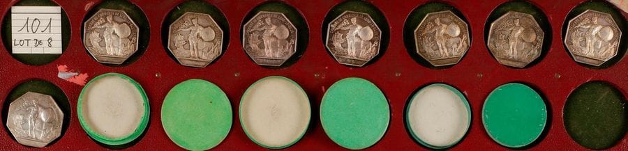 FRANCE. LOT de 8 jetons octogonaux 36mm en argent (poids moyen 30g. chacun, poinçon tête de Minerve et de fabricant sur la tranche) de la CHAMBRE DE COMMERCE DE LONS-LE-SAUNIER (armoiries de Lons-le-Saunier, Saint-Claude, Poligny, Dole) au revers. 
Dans leurs 8 étuis individuels cartonnés d'origine. SUP à Fleur de Coin