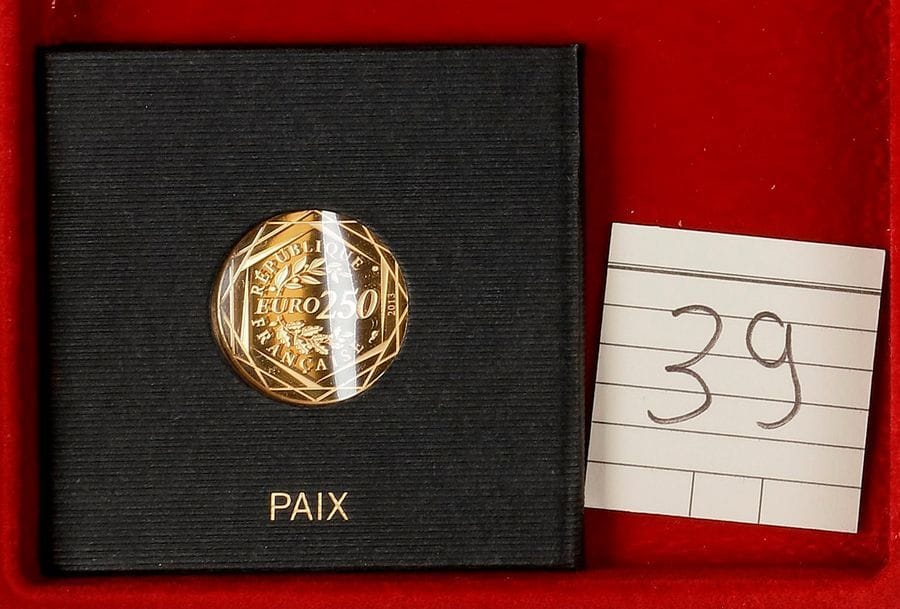 CINQUIEME REPUBLIQUE (1959-    ).
250 euro La Paix, 2013 (3,89g). 
Flan bruni dans son étui d'origine. 
Ga.EU651 
FDC