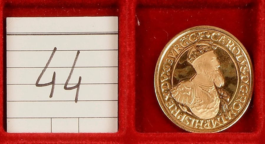 BELGIQUE.
BAUDOUIN I (1951-1993).
50 écus, 1987 (17,28g), à l'effigie de Charles-Quint, commémorant le 30ème anniversaire du Traité de Rome. 
Flan bruni. 
Fr.427 
KM.157 
SUP à FDC