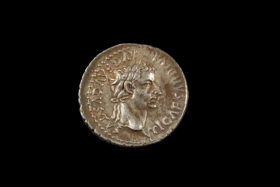 EMPIRE ROMAIN.
TIBERE (14-37). Denier en argent (3,75g.) frappé à Lyon. TTB