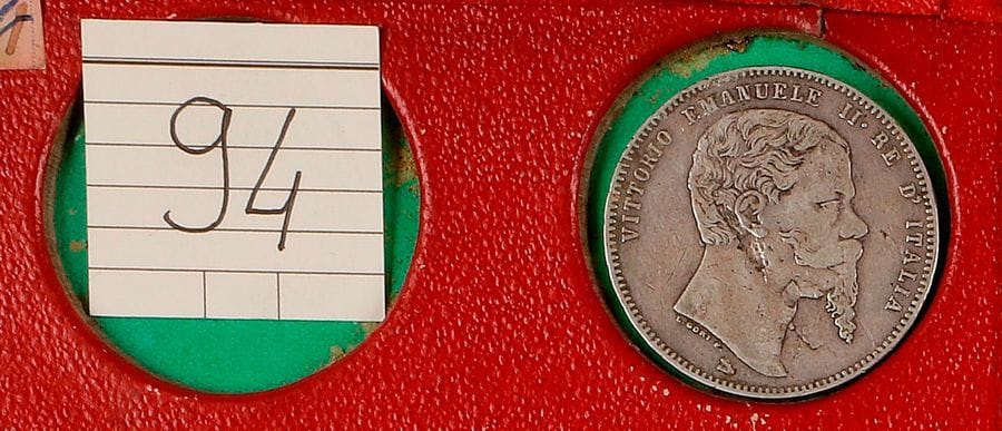 ITALIE. 
Royaume. 
Victor-Emmanuel II (1861-1878). 5 lire, 1861, frappée à Florence. 
Coup derrière l'oreille. 
B à TB