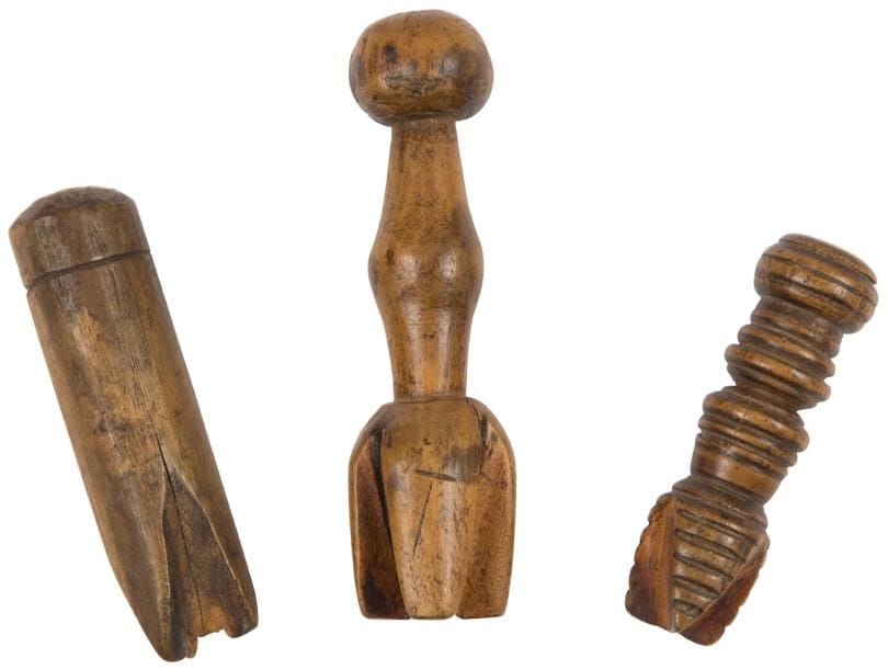 Lors de trois fendoirs à osier, XIXe siècle
En buis, monoxyle.
Longueur : 10,2 cm, 8,1 cm et 7 cm