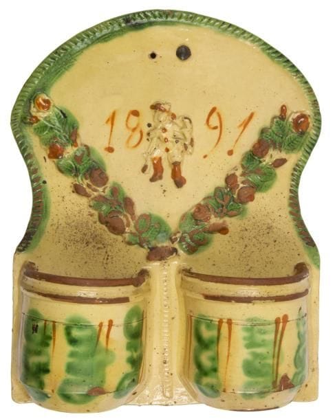 Savoie, Annecy 
Porte-cuiller dit au chasseur, daté 1891 à décor feuillagé vert et rouge brique.
Usure d’usage.
Hauteur : 35,5 cm - largeur : 28 cm