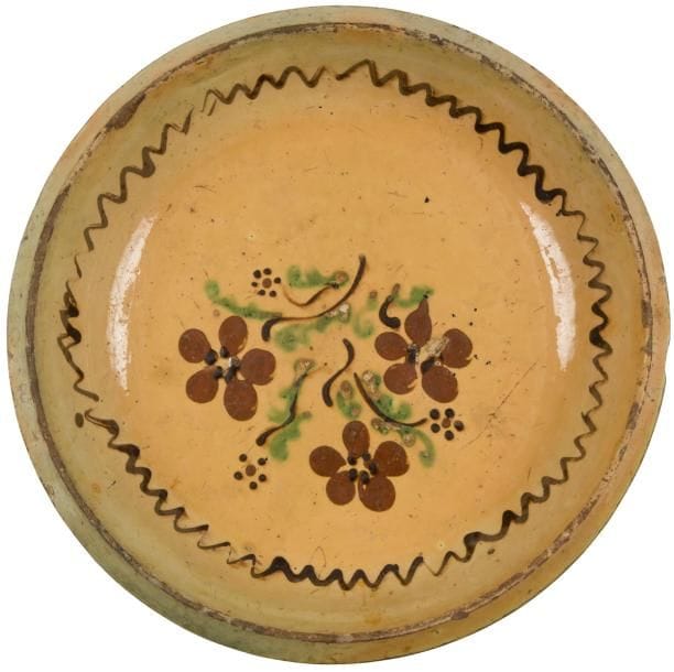 Savoie ou Alsace, XIXe siècle
Grand plat creux en terre cuite vernissée polychrome à décor central de fleurs sur fond ocre jaune.
Diamètre : 38 cm