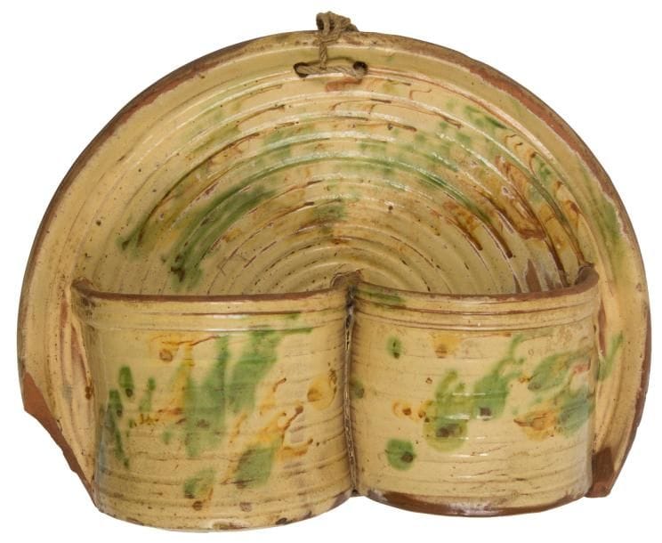 Attribué à la Savoie, XIXe siècle
Porte-cuiller à dosseret en demi-cercle, les godets jointifs à décor nervuré.
Accident et manque
Hauteur : 23,5 cm - largeur : 32,5 cm