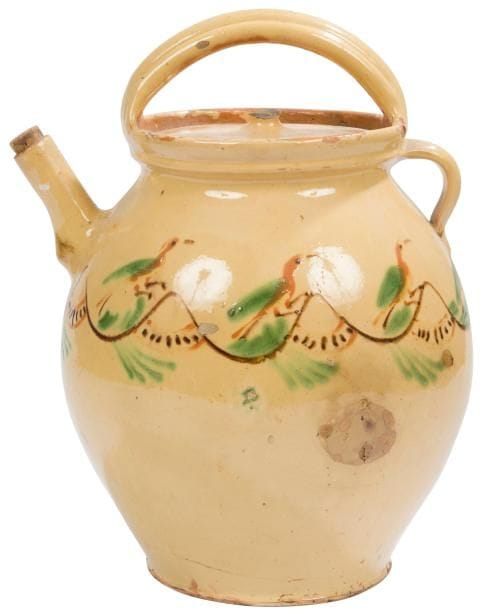 Savoie
Chevrette en terre vernissée à fond crème à rare décor d’oiseaux de profil vert et rouge sur tout le pourtour.
Hauteur : 37 cm