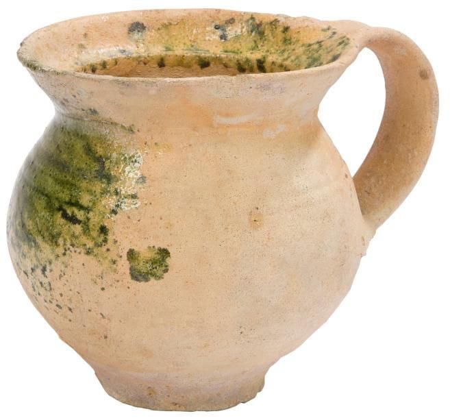 ?Île de France, XVIe siècle 
Coquemar en terre vernissée partiellement verte, à anse latérale à deux points d’accroche.
Hauteur : 12,5 cm - diamètre : 11,9 cm