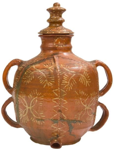 Pré d’Auge, XVIIIe début XIXe siècle
Rare corps de fontaine et son bouchon à quatre anses. Glaçure orangée à décor feuillagé au barolet de couleur crème avec traces de vert.
Hauteur : 43 cm