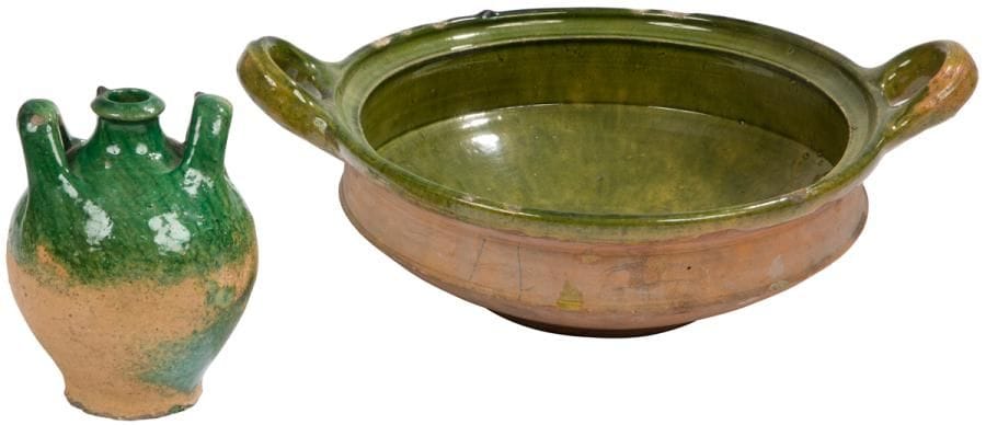Normandie et Nord de la France
Lot composé d’une petite bonbonne et d’un plat creux à anses en terre cuite vernissée.
Diamètre aux anses : 33 et 41 cm - hauteur : 15 cm