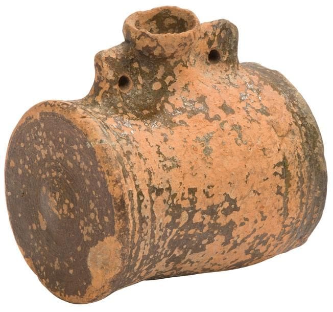 ?Saintonge, XVIIe - XVIIIe siècle
Petit tonnelet sans piédouche à corps cylindrique en terre vernissée à décor brun vert, le goulot court est encadré de deux petites anses perforées.
Hauteur : 9 cm - diamètre : 7,5 cm