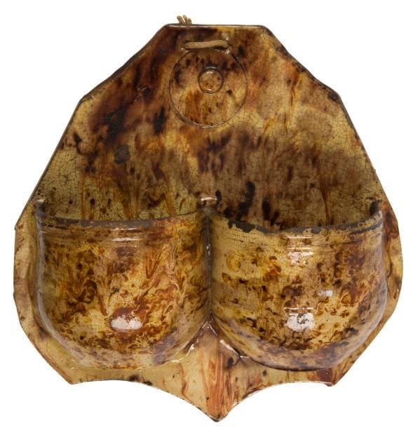 Isère, Vif, XIXe siècle
Porte-cuiller jaspé brun sur fond crème à dosseret atypique.
Hauteur : 26,8 cm - largeur : 26,2 cm