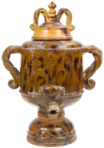 Montauban ou Toulouse
Fontaine en terre vernissée à trois éléments mouchetée manganèse du type Albisola. Les anses sont torsadées et le corps décoré d’une leur gravée. Ancienne restauration. 
Hauteur : 55 cm