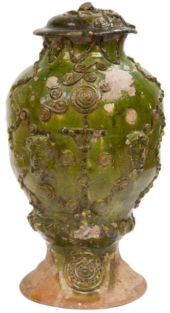 Languedoc, St Jean de Fos, XVIIIe siècle
Haute fontaine en terre vernissée à décor pastillé de cordelettes, et en demi ronde-bosse de visages en mascarons autour d’une croix digitée. Glaçure verte sur engobe. Terre rosée. Glaçure plus foncée du couvercle car sans engobe d’origine. Egrenures.
Hauteur : 47 cm