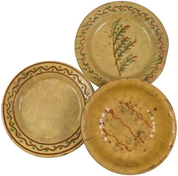 Auvergne, XIXe siècle
Deux grandes assiettes en terre cuite vernissée, on y joint deux assiettes accidentées et un saladier de forme ronde en terre vernissée à décor ondé brun et vert sur fond beige clair (fentes)