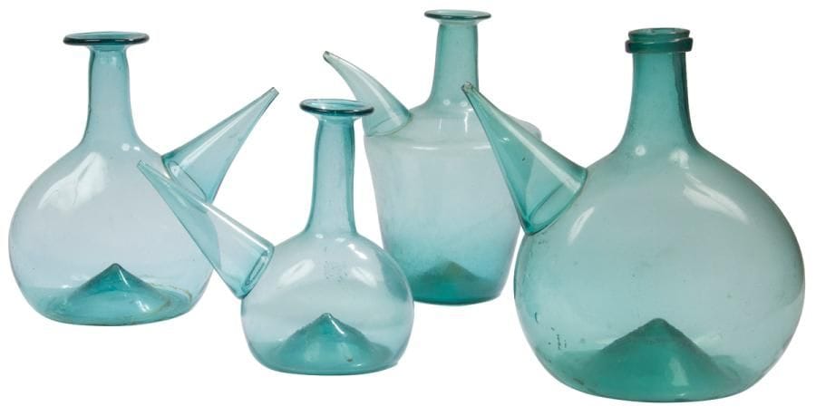 Languedoc
Quatre porons en verre bleu-vert.
Hauteur : de 23 à 30 cm