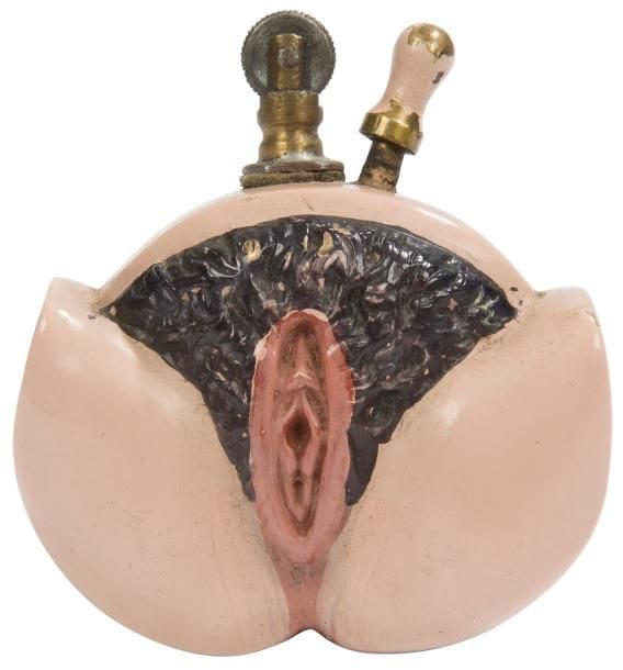 Briquet licencieux figurant un sexe d’homme en érection et un sexe de femme de l’autre côté, en fonte peinte de couleur rose.
Longueur : 5,5 cm - largeur : 2 cm - hauteur : 6,3 cm