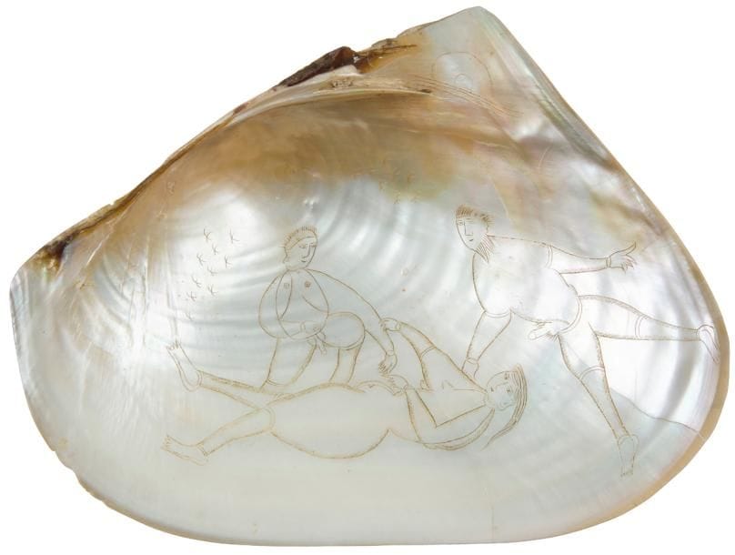 Scène érotique gravée mettant en scène une femme allongée et deux hommes à l’intérieur d’une valve de coquillage