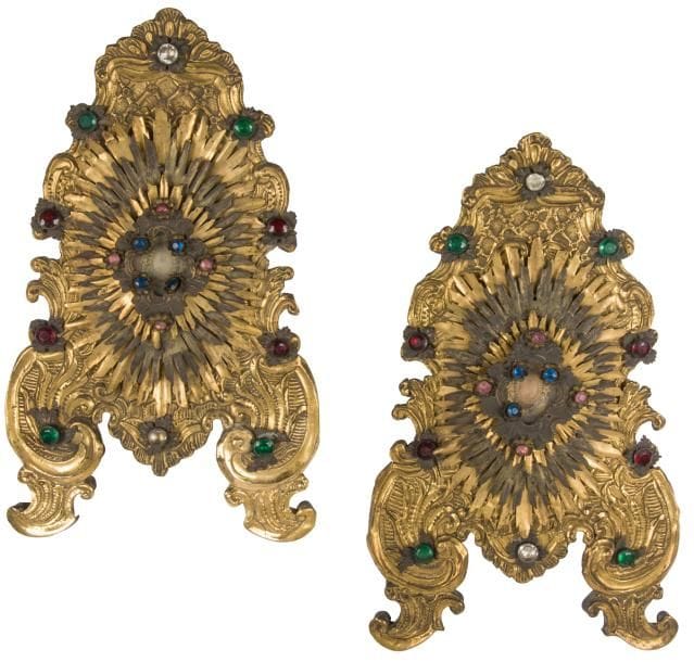 Espagne ou Amérique du Sud
Paire de reliquaires en laiton doré et pierres de couleur de style baroque sur âme de bois.
