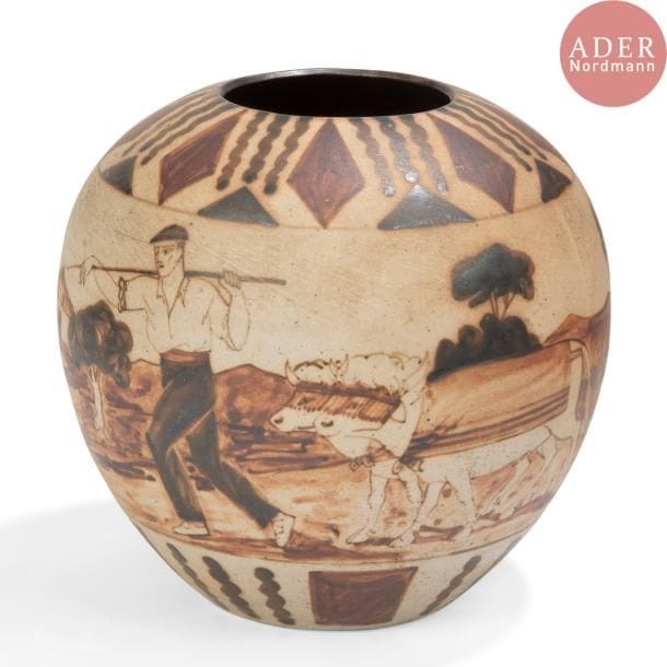 Poterie de CIBOURE (fondée par Élise et Étienne VILOTTE)
Scène paysanne basque 
Vase boule. Épreuve en céramique à décor tournant traité brun sur fond terre. Porte le cachet de la manufacture sous la base. H. 20 cm
