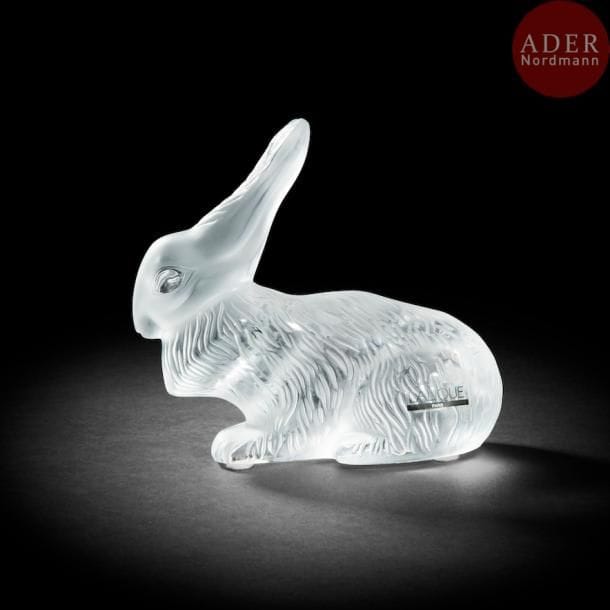 Maison LALIQUE d'après un modèle de Marie-Claude LALIQUE (1935-2003) 
Lapin César, modèle créé en 1993
Figurine. Épreuve en cristal moulé-pressé et, en partie, satiné. Dans son coffret d'origine. Signée LALIQUE(r)France sous la base. H. 13 cm

