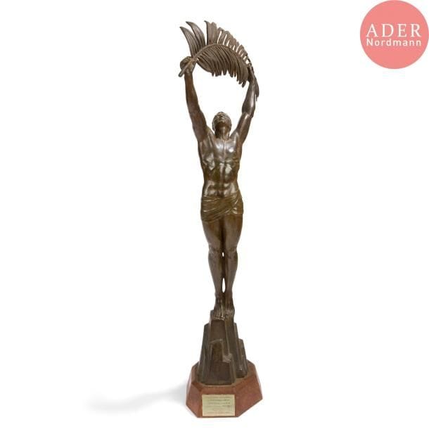 Pierre LE FAGUAYS (1892-1962)
La palme de la victoire
Sculpture. Épreuve en bronze à patine brun nuancé de vert. Fonte à la cire perdue. Édition ancienne des années 1950. Base en bois. Signée P. LE FAGUAYS, marquée SUSSE Fes Edts Paris, Cire perdue et porte le cachet Susse Frères éditeurs. Porte sur la base en bois une plaque de l'Union syndicale patronale des transporteurs publics de Marseille datée du 12 mars 1956. H. totale : 72 cm - H. bronze seul : 67 cm
