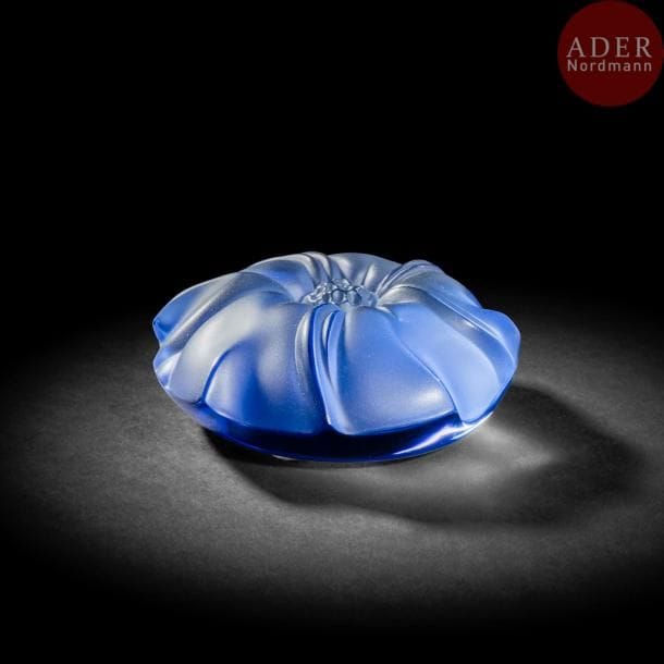 Maison LALIQUE d'après un modèle de Marie-Claude LALIQUE (1935-2003) 
Jimson, modèle créé en 1991
Presse-papier. Épreuve en cristal bleu moulé-pressé et satiné. Dans son coffret d'origine. Signé LALIQUE(r)France sous la base. D. 10 cm
