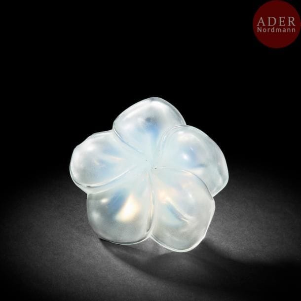 Maison LALIQUE d'après un modèle de Marie-Claude LALIQUE (1935-2003) 
Frangipanier, modèle créé en 1995
Baguier. Épreuve en cristal opalescent moulé-pressé. Dans son coffret d'origine. Signé LALIQUE(r)France sur la pointe. D. 7,5 cm
