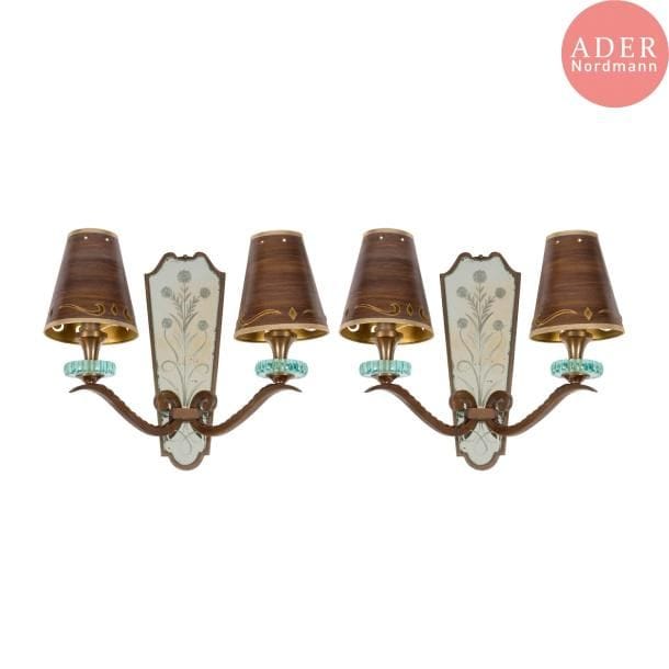 TRAVAIL des ANNÉES 1940 / 50
Paire d'appliques à deux bras de lumière. Épreuves en bronze, miroir gravé et cristal teinté vert. Abat-jours rapportés. H. 34 cm
