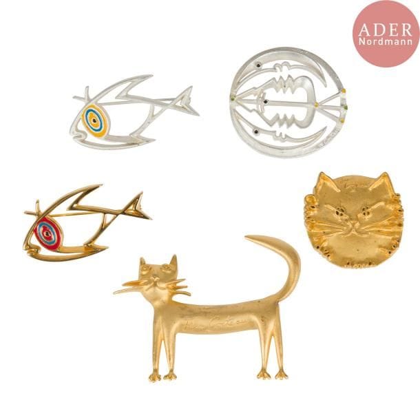 D'après Jean COCTEAU (1889-1963) 
Chat, Club des Amis des Chats, Poisson or, Poisson argent et Lunes & Profils 
Réunion de 4 broches et 1 pendentif en métal doré et argenté mat, métal doré et émail. Chacun marqué Jean COCTEAU *, trois portent la mention du Comité Jean COCTEAU 2001 ou 2002. Dimensions diverses
