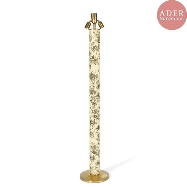 Piero FORNASETTI (1913-1988) (modèle de) & FORNASETTI Milano Éditeur
Pied de lampadaire à fût cylindrique au décor en sérigraphie dans le goût des papiers peints aux chinois du XVIIIe siècle. Base circulaire et bague de l'extrémité haute en laiton. Système électrique d'origine. Petits enfoncements sur la base en laiton, alimentation électrique changée. Porte le label papier-collé FORNASETTI Milano - Made in Italy (et les instructions d'entretien en français) vers la base du fût. H. 159 cm
