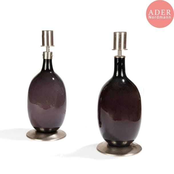 TRAVAIL des ANNÉES 1960 / 70 
Paire de lampes à poser. Corps en verre opaque aubergine dégradé, bases et montures en métal brossé. H. 39 cm
