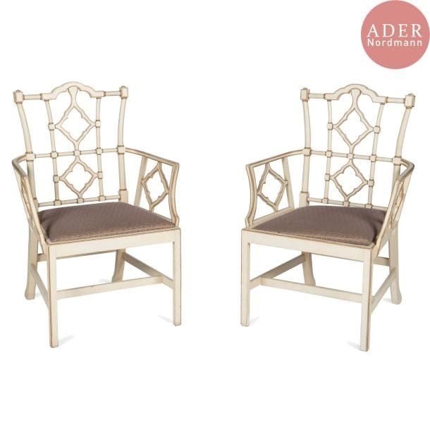 TRAVAIL des ANNÉES 1960 dans la goût JAPONISANT
Paire de fauteuils en bois laqué rehaussé de filets or. Galette d'assise amovible. Travail probablement anglais. Un siège marqué JA 1967 et l'autre monogrammé G.W.. 98 x 67 x 50 cm
