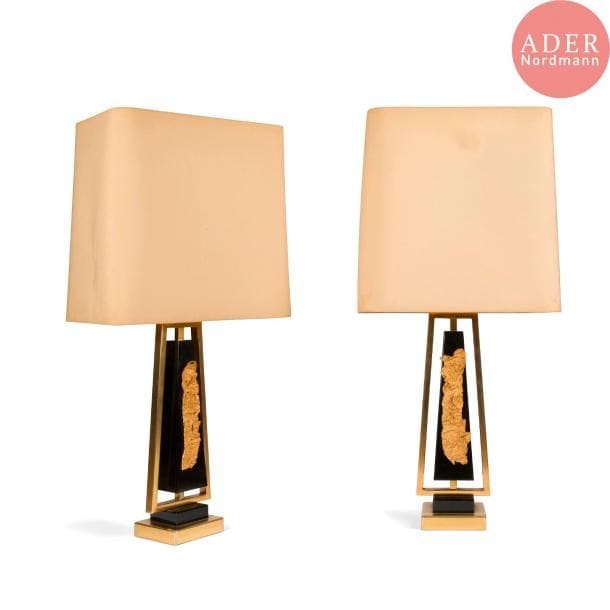 TRAVAIL des ANNÉES 1970 
Feuilles d'or froissées
Paire de lampes à poser en laiton, métal laqué noir et bronze doré. About-jours quadrangulaire d'origine. H. totale avec abat-jour 90 cm
