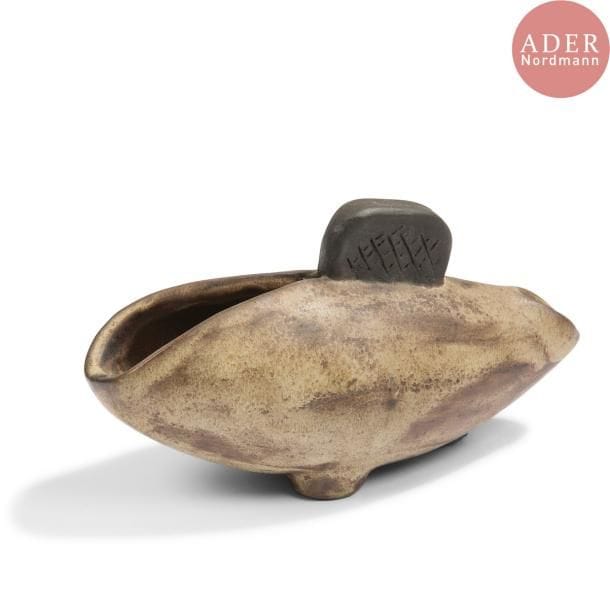 François BOQUEL (1928-2017)
Lampe à huile. Épreuve en céramique émaillée polychrome Petits éclats et manques sous la base. Marquée du cachet-monogramme. L. 18 cm
Né à Nancy le 15 août 1928, François Boquel quitte l’école et sa famille à 16 ans. 

Né à Nancy le 15 août 1928, François Boquel quitte l’école et sa famille à 16 ans. Fasciné par les arts du feu, c’est en parfait autodidacte qu’il s’installe à Vallauris dans les années 1950. Dans le village, il travaillera notamment à l’Atelier Les Archanges aux côtés de Gilbert Valentin. Il nouera également à cette époque une solide amitié avec le peintre André Cottavoz, avec qui il restera longtemps en contact, le céramiste François Raty, mais aussi Jacques Prévert avec lequel il aimait échanger sur l’art.  Il s’installe en Île-de-France dans les années 1960, région qu’il ne quittera plus jusqu’à son décès à Meudon en 2017. Bien qu’éloigné géographiquement du village aux cent potiers, il ne cessera de pratiquer l’art de la céramique, en témoignent les œuvres présentées ci-après.