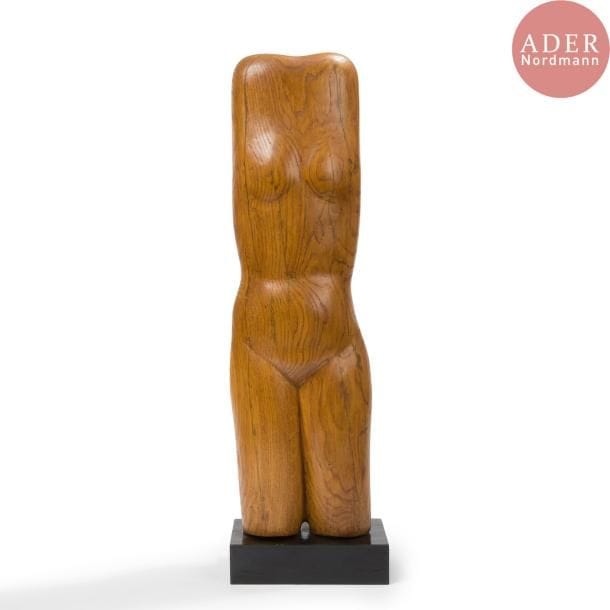 François BOQUEL (1928-2017)
Torse de femme
Sculpture. Épreuve en chêne à la taille directe sur un socle en bois laqué noir. Marquée du cachet-monogramme. H. totale 75 cm
Né à Nancy le 15 août 1928, François Boquel quitte l’école et sa famille à 16 ans. 

Né à Nancy le 15 août 1928, François Boquel quitte l’école et sa famille à 16 ans. Fasciné par les arts du feu, c’est en parfait autodidacte qu’il s’installe à Vallauris dans les années 1950. Dans le village, il travaillera notamment à l’Atelier Les Archanges aux côtés de Gilbert Valentin. Il nouera également à cette époque une solide amitié avec le peintre André Cottavoz, avec qui il restera longtemps en contact, le céramiste François Raty, mais aussi Jacques Prévert avec lequel il aimait échanger sur l’art.  Il s’installe en Île-de-France dans les années 1960, région qu’il ne quittera plus jusqu’à son décès à Meudon en 2017. Bien qu’éloigné géographiquement du village aux cent potiers, il ne cessera de pratiquer l’art de la céramique, en témoignent les œuvres présentées ci-après.