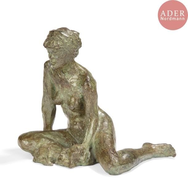 Marie-Josèphe BOURRON (1931-2012) 
Femme au chien 
Sculpture. Épreuve en bronze à patine verte. Signée BOURRON et porte le numéro 155 sous la cuisse, porte également un cachet (illisible) de fondeur. H. 17 cm
