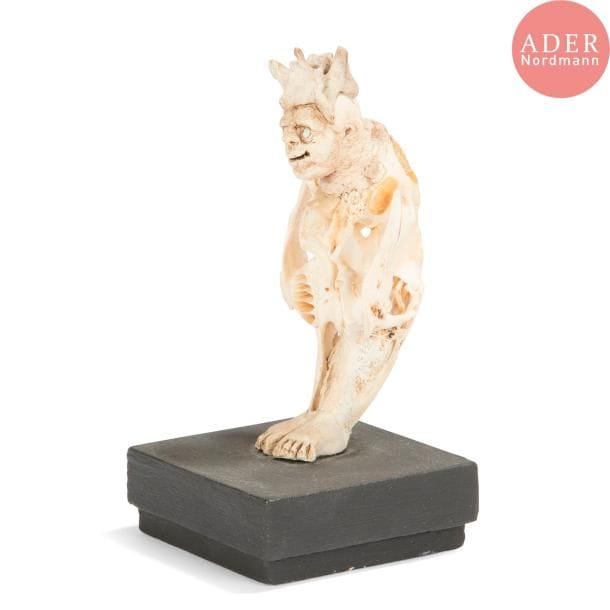 Sabrina GRUSS (née en 1958) 
Le niaiseux
Sculpture. Crâne de lapin, vertèbres et modelage sur un socle en bois peint en noir. Signée GRUSS sous le socle. H. totale 12 cm
