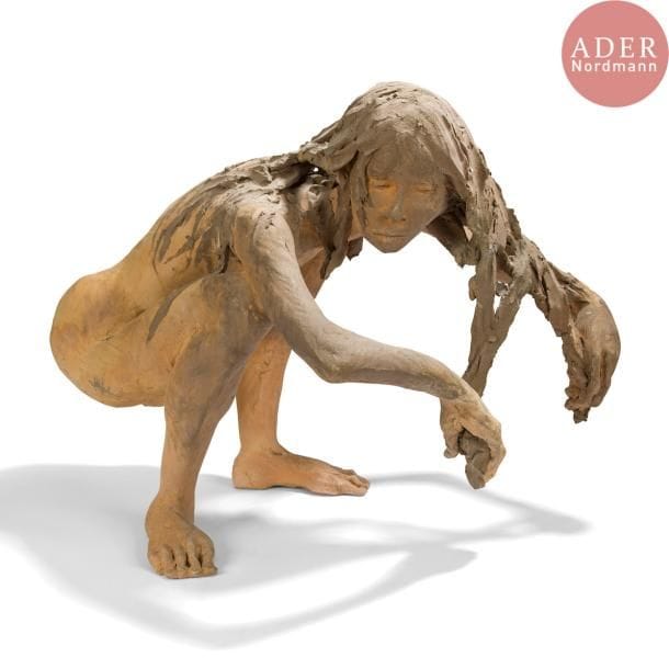 Fanny FERRÉ (née en 1963)
Femme accroupie se tenant la chevelure
Sculpture. Épreuve en terre-glaise cuite. Restaurations, accidents et petits manques épars. Non signée. 52 x 80 x 50 cm
