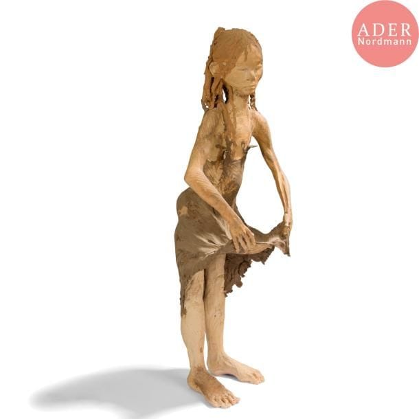 Fanny FERRÉ (née en 1963)
Jeune femme à la jupe levée
Sculpture. Épreuve en terre-glaise cuite. Petits manques épars. Non signée. H. 88 cm
